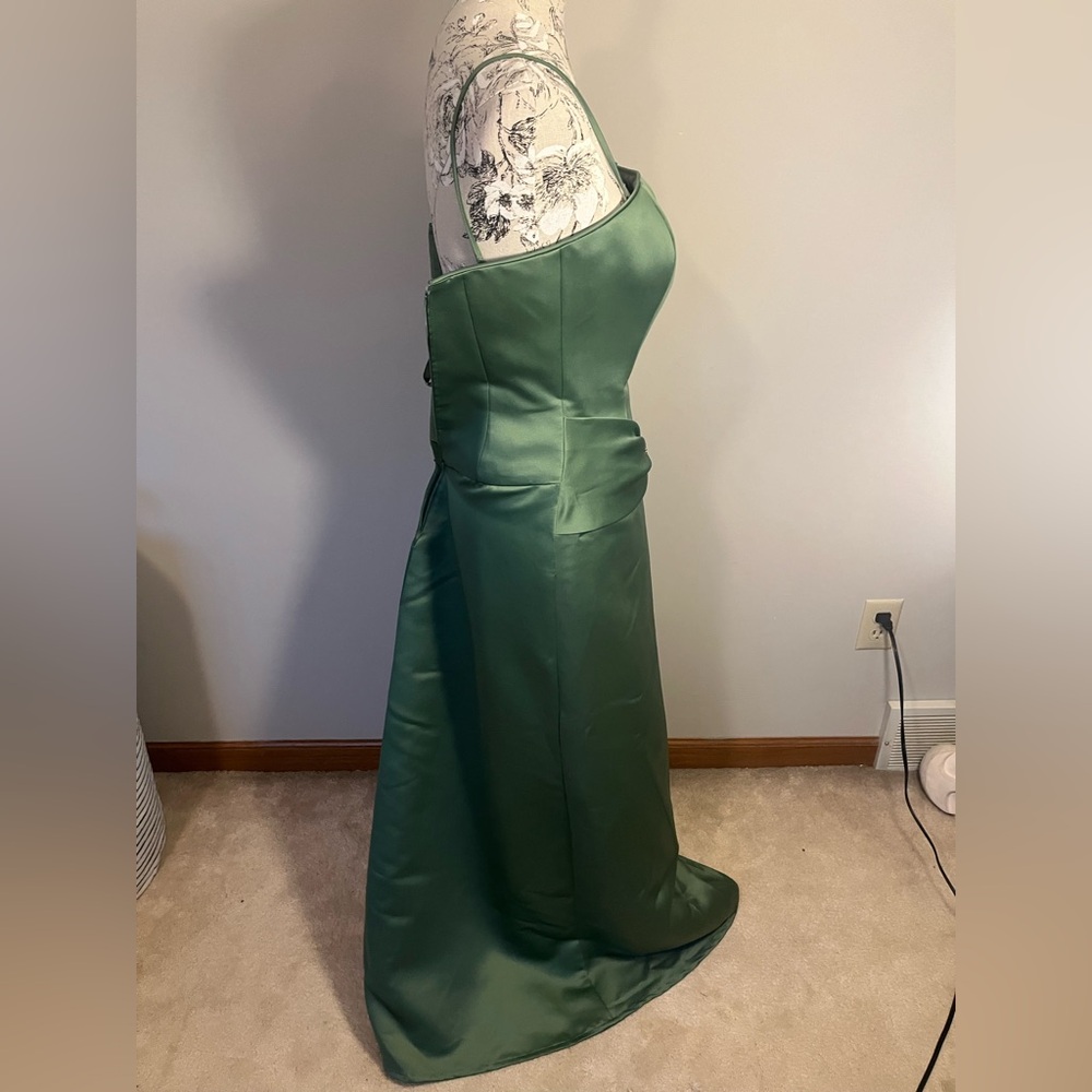 Elegant Green Satin Dress Size 2 - Picture 5 of 14